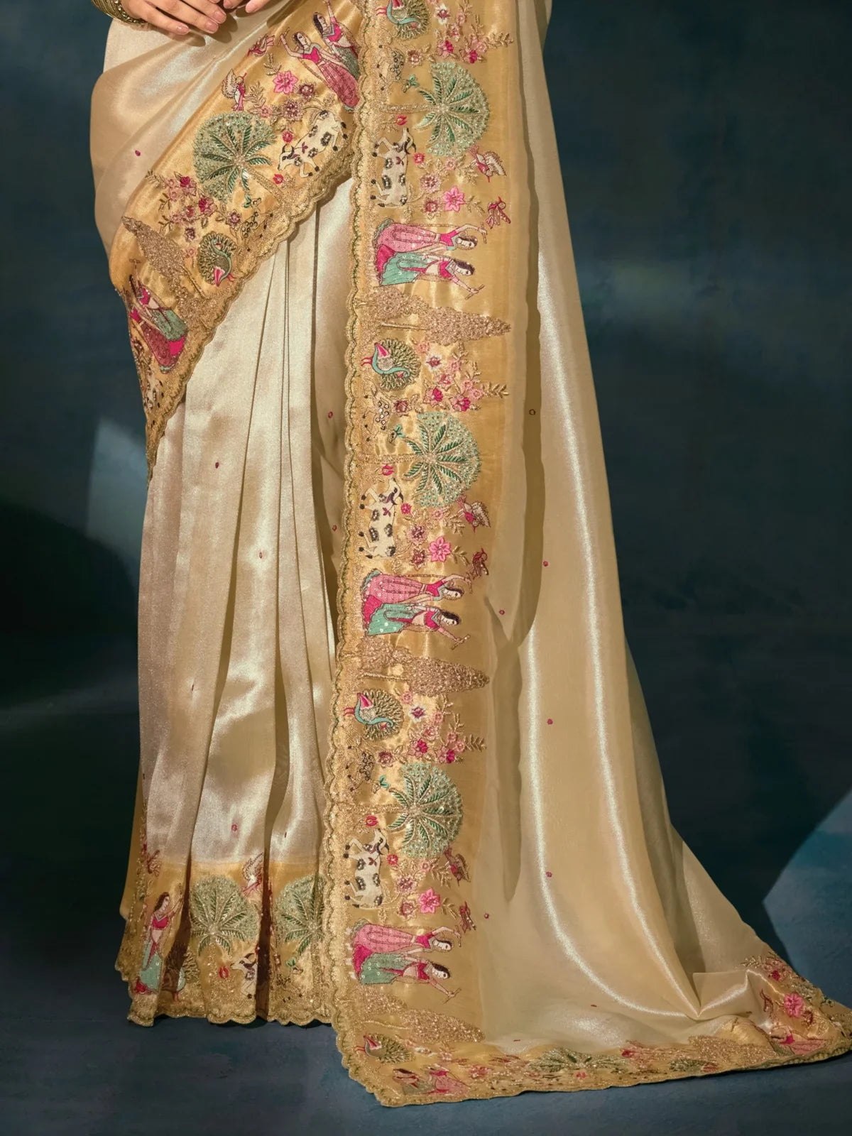 Tarani golden Banarasi saree pallu and border embroidery close view