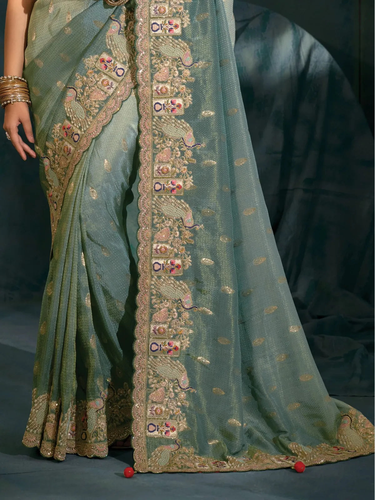 Tarani Banarasi saree pallu close view with Lucknowi and zarkan heavy work