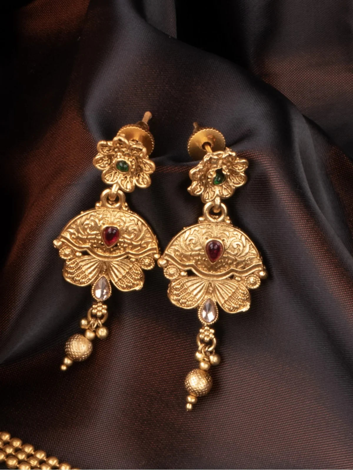 Tarani bridal gold plated jewellery set with necklace and earrings alternate view 3