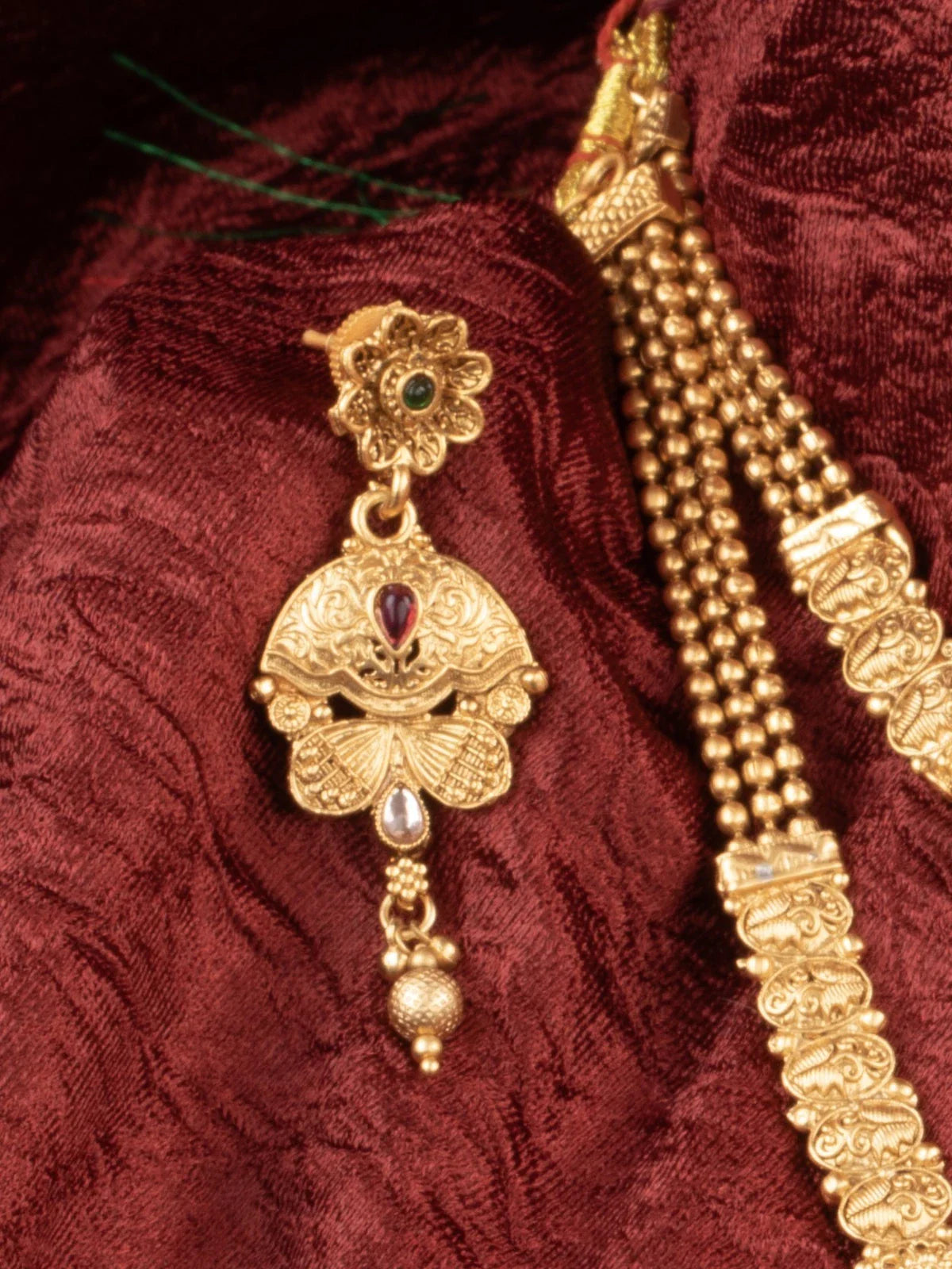 Tarani detailed side view of gold plated bridal set with antique work and maang tikka