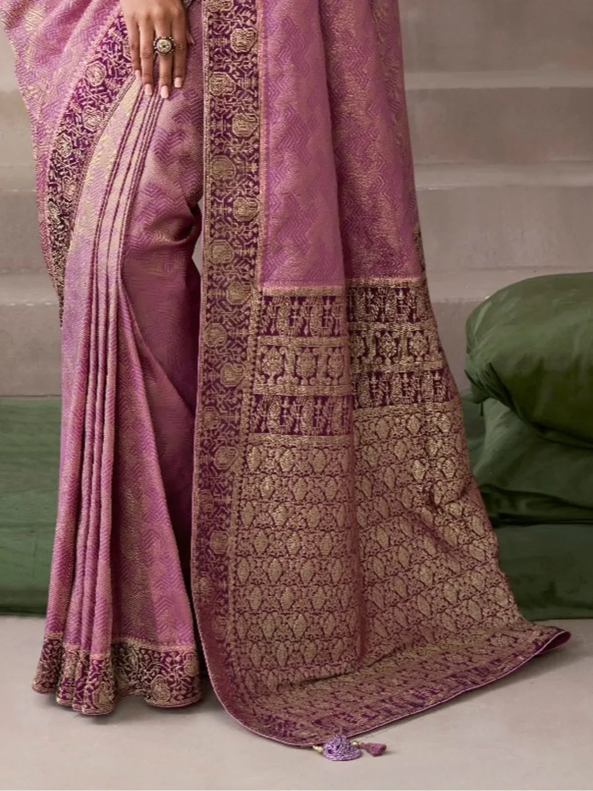 Tarani mahakali Pink Chiffon Silk saree close up view for festive party and wedding wear