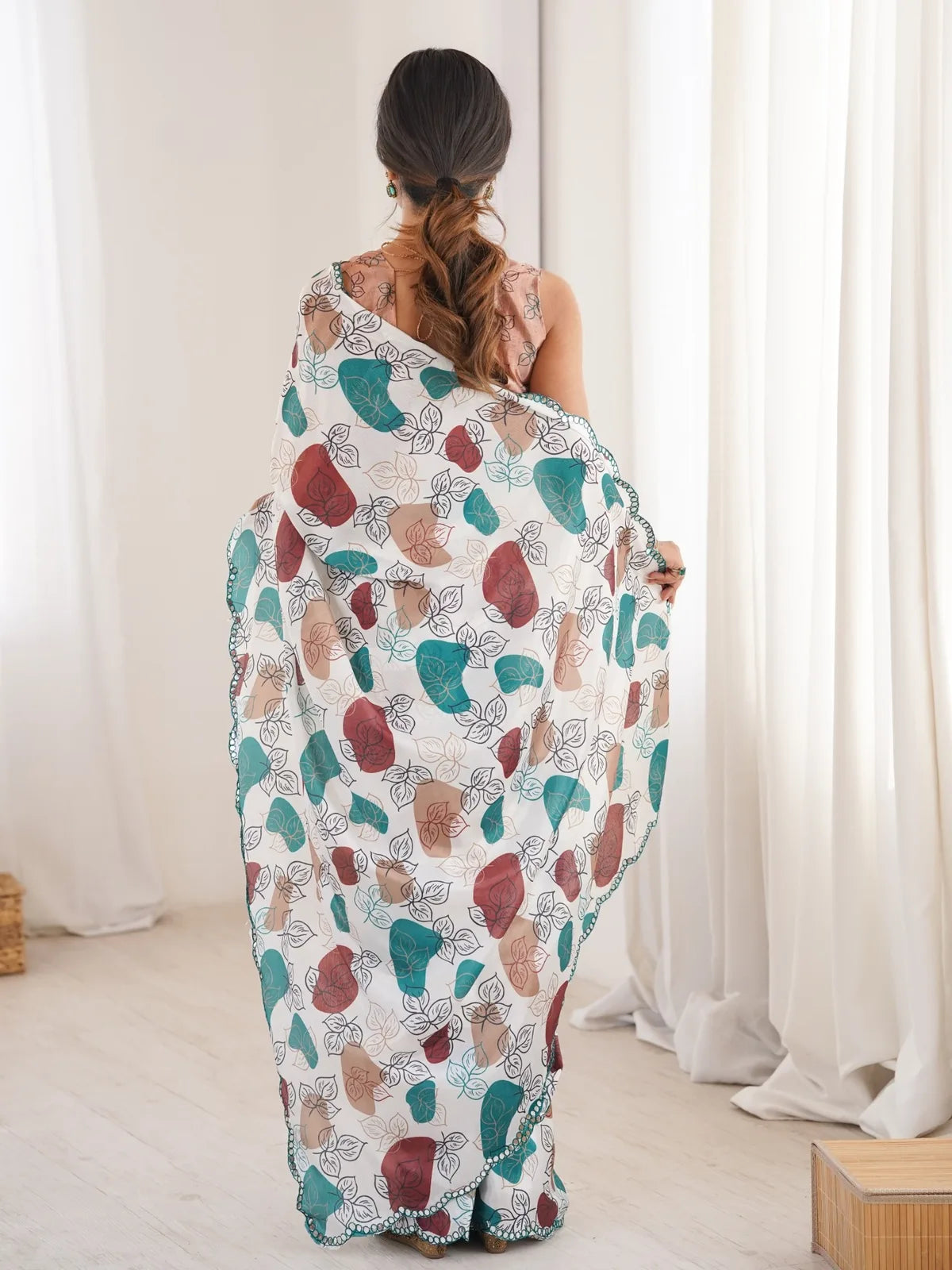 Tarani off white heavy chinnon saree back-view showcasing print and mirror border