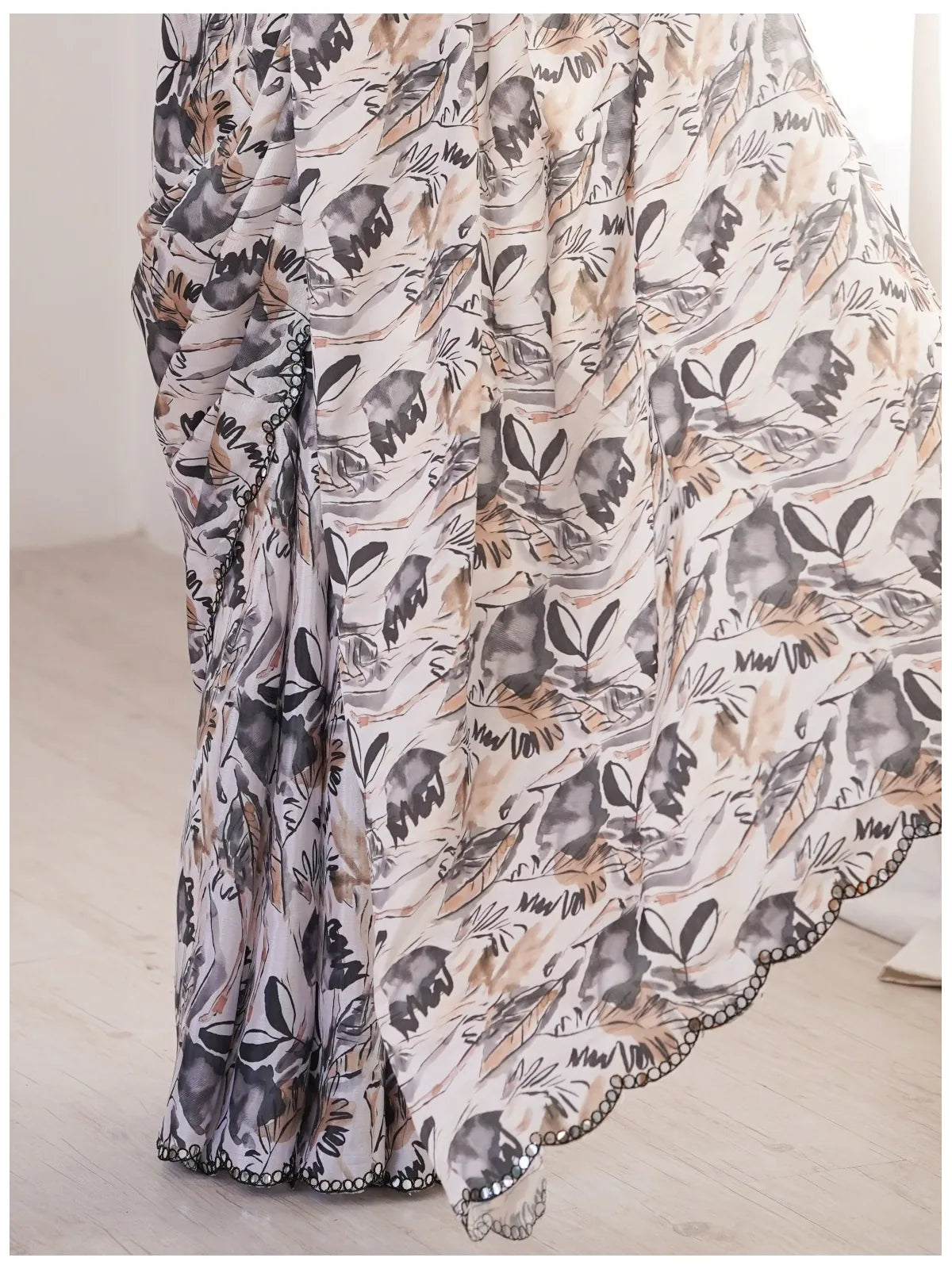 Tarani off white heavy chinnon saree pallu view with printed mirror border