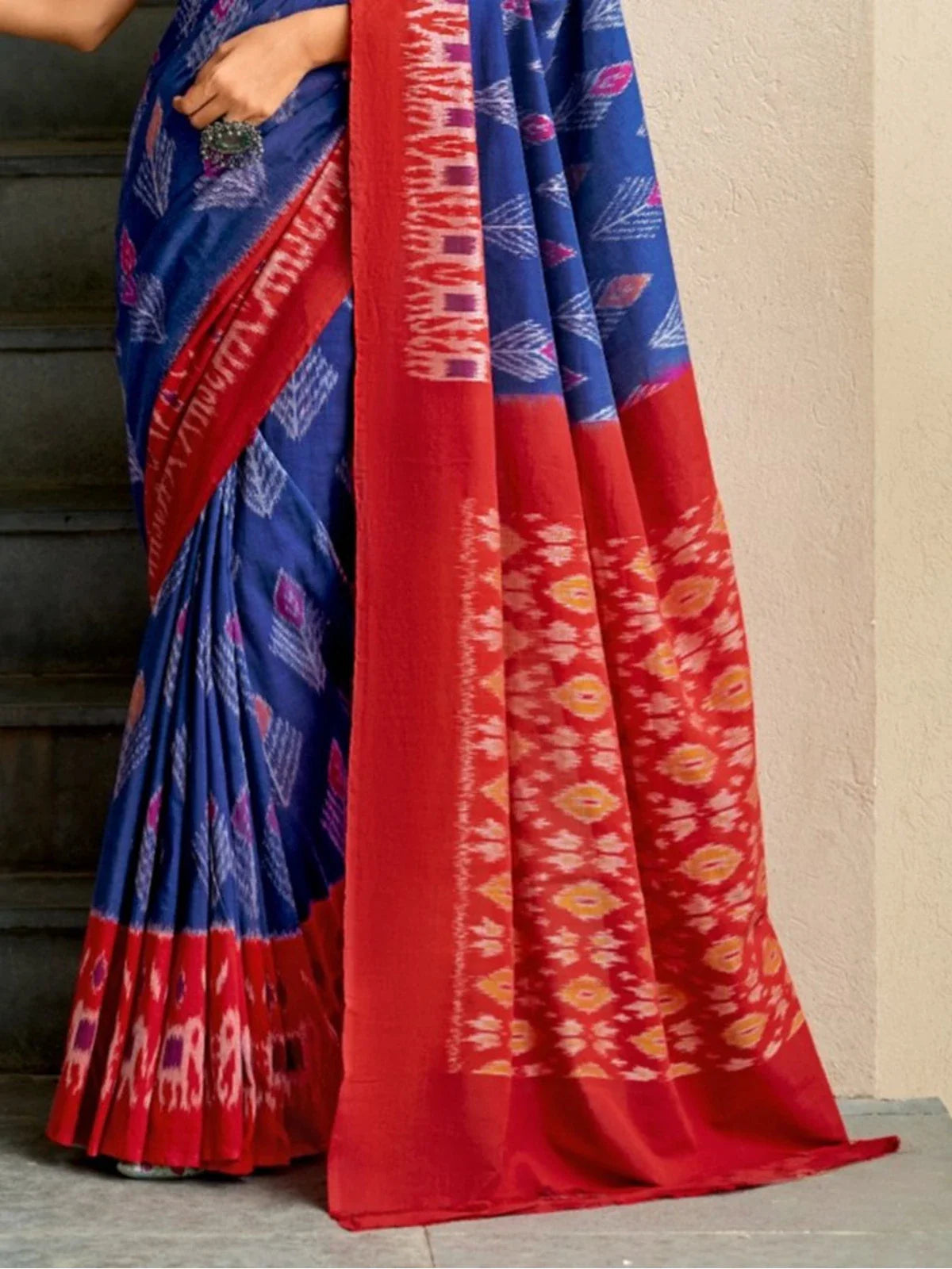 Tarani blue and red Ikat pattern pallu detailed view cotton blend saree by Tarani