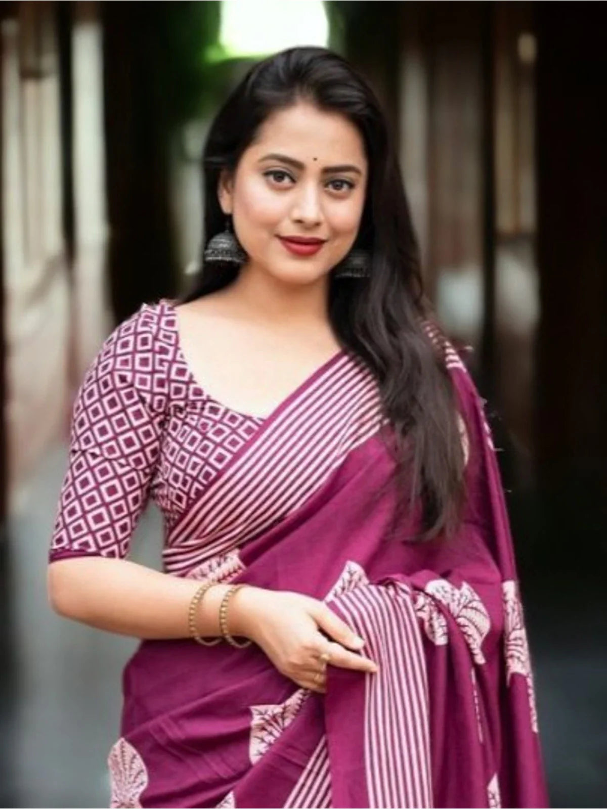 Tarani magenta cotton saree upper body view with elegant printed design and blouse