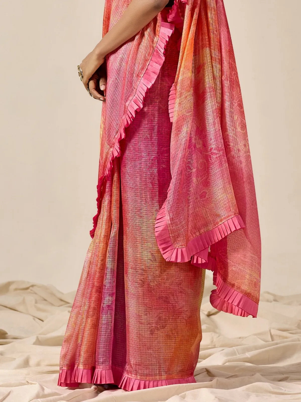 Tarani pink cotton blend saree detailed pallu view highlighting woven design and pleated edge
