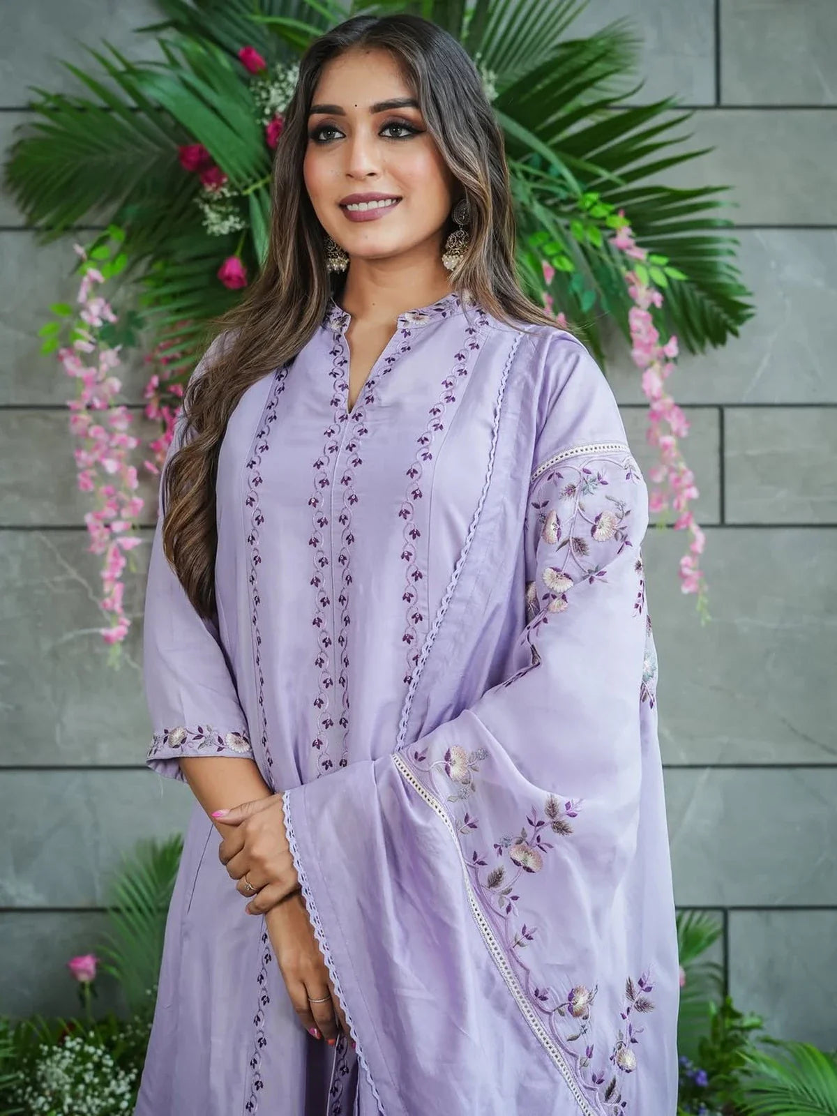 Tarani cotton lavender kurti close-up with detailed embroidery and mandarin collar