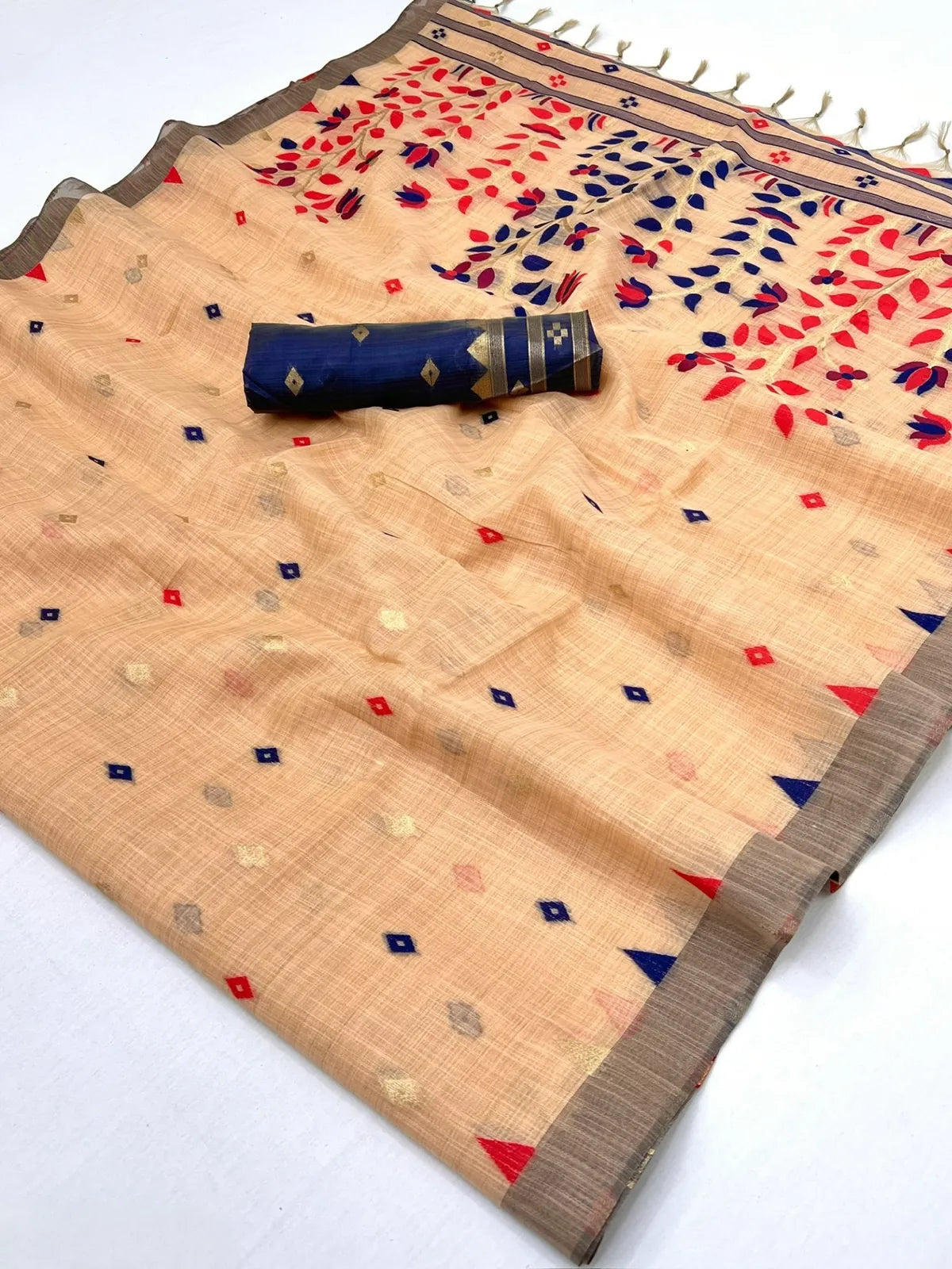 Tarani beige Soft Cotton Jamdani saree pallu view with woven floral design and unstitched blouse piece