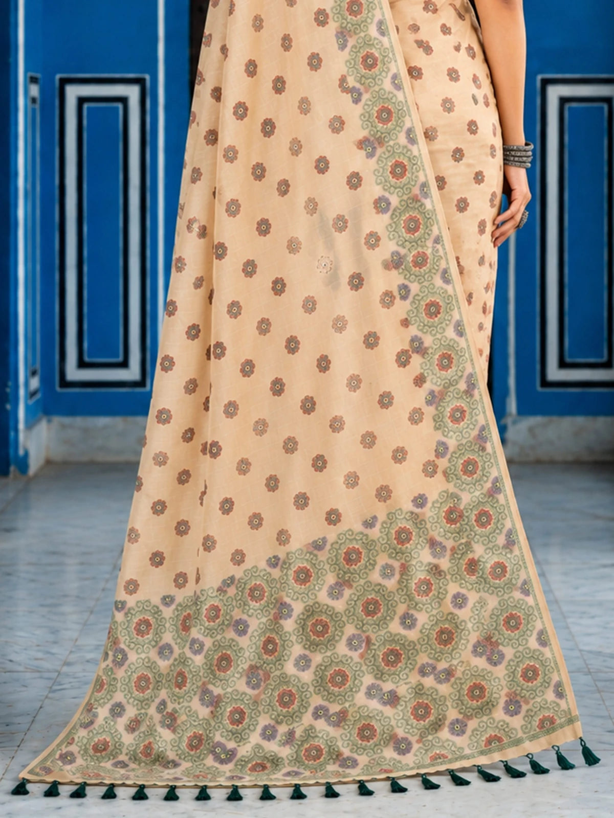 Tarani beige printed cotton saree pallu-view with floral border and blouse Deepshri