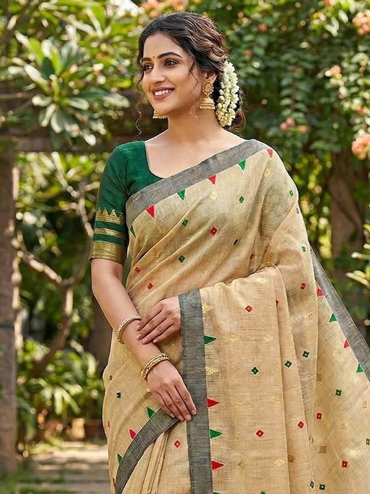 Tarani soft cotton Jamdani style weaving beige saree with green blouse upper-body-view