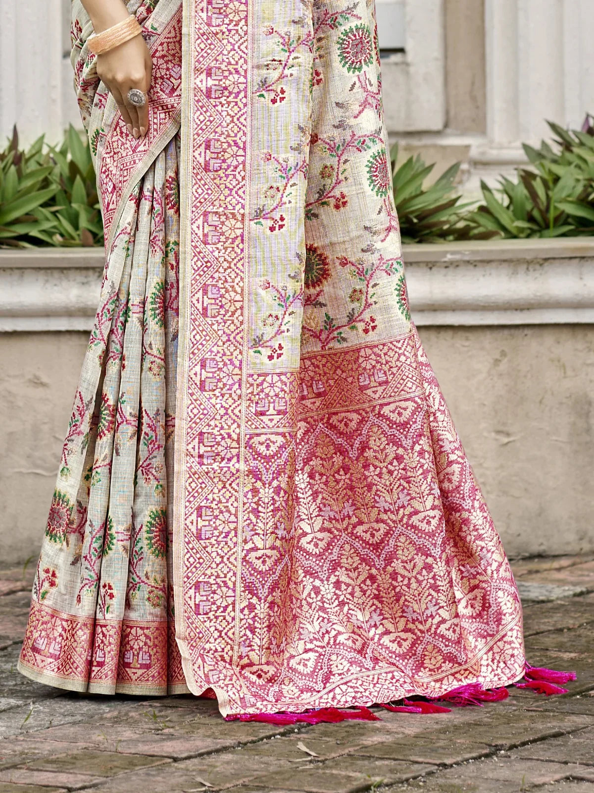 Tarani cotton silk saree showing pallu and tassel detailing in cream and pink