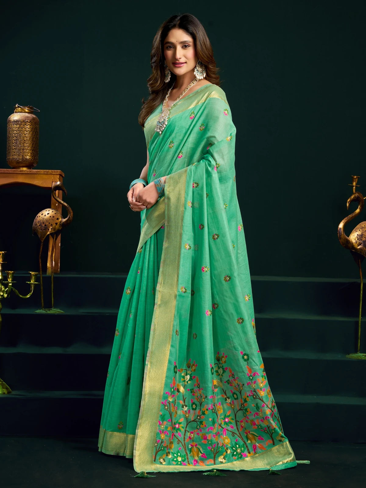 Tarani Aadarsha green Munga Cotton Mina Work saree side view with floral woven pallu