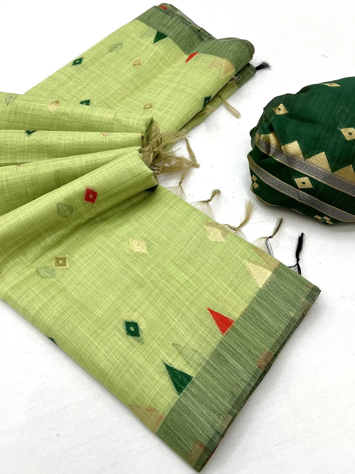Tarani soft cotton Jamdani style light green saree closeup-view with matching blouse Grishma