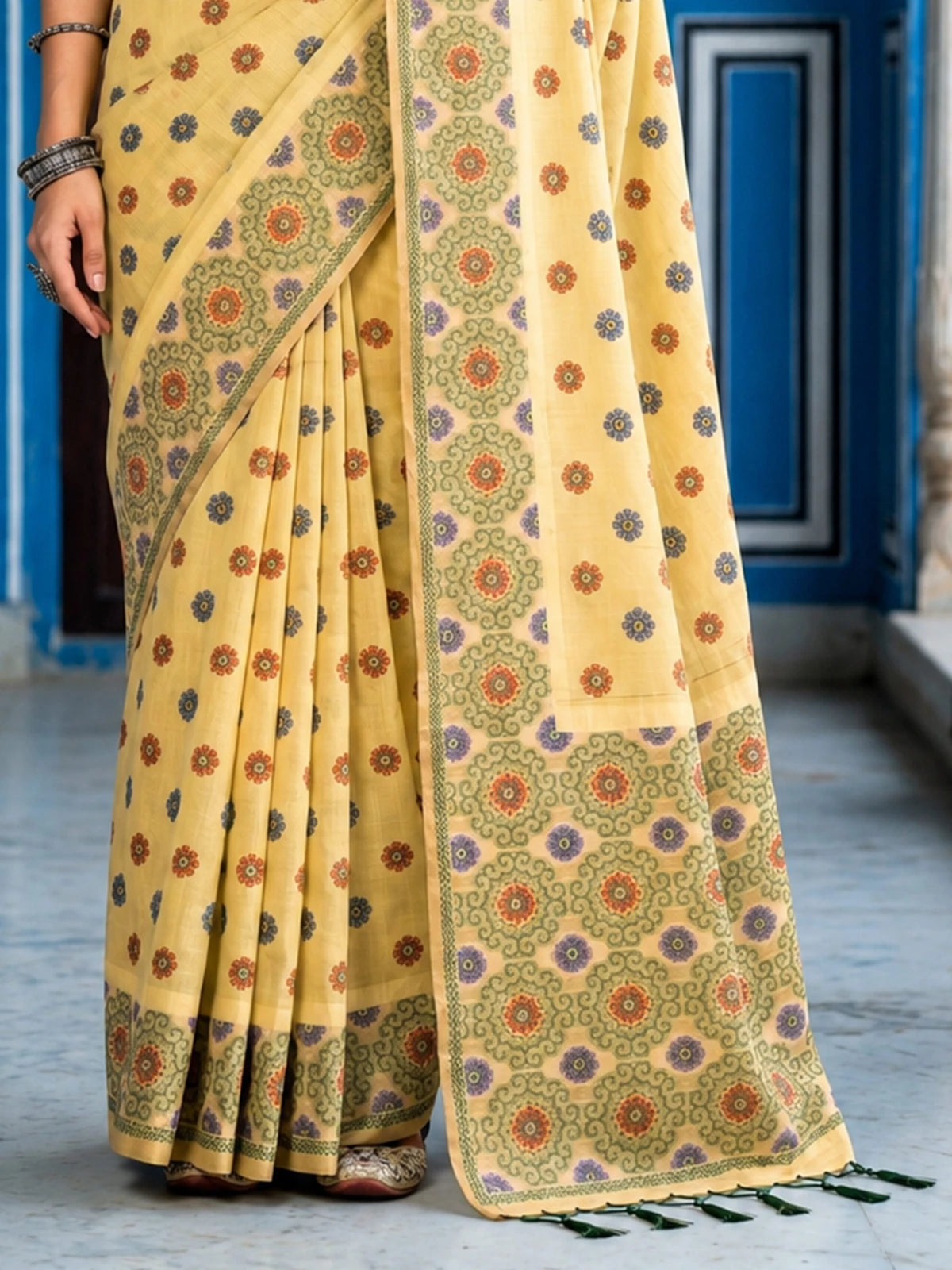 Tarani yellow cotton saree border closeup