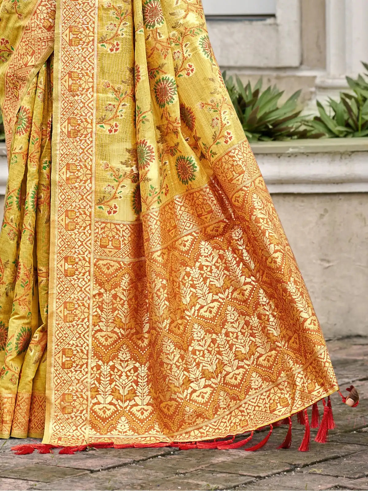 Tarani festive cotton silk saree in green featuring close-up pallu with meenakari detailing