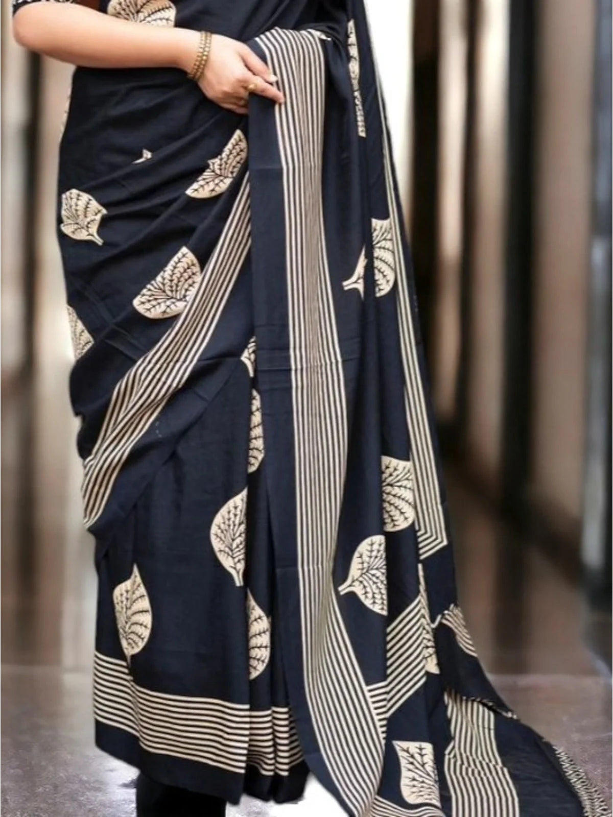 Tarani cotton blend black saree pallu view with detailed leaf print and border design