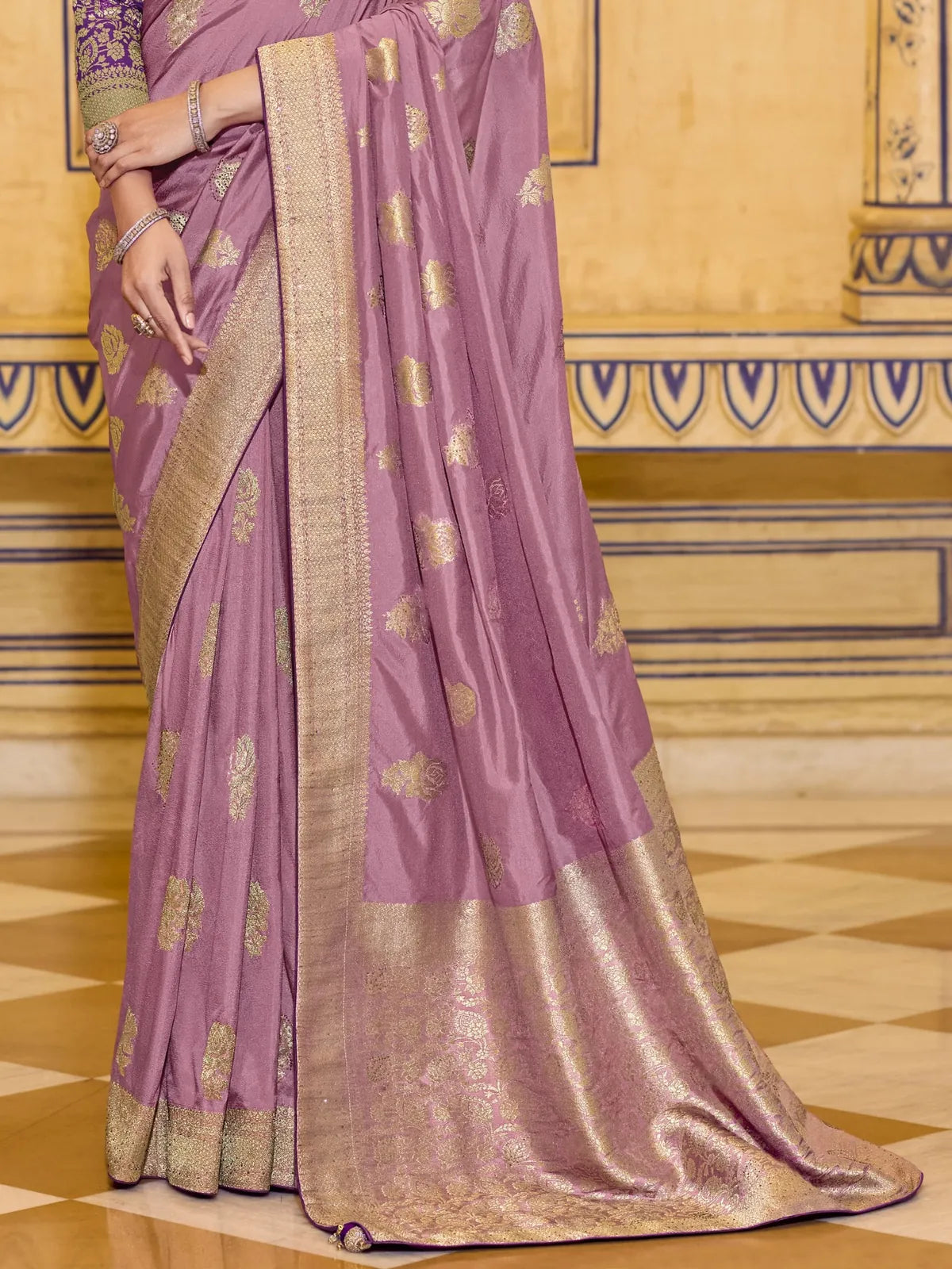 Tarani pallu and lower half closeup of lavender saree with zari weave and border