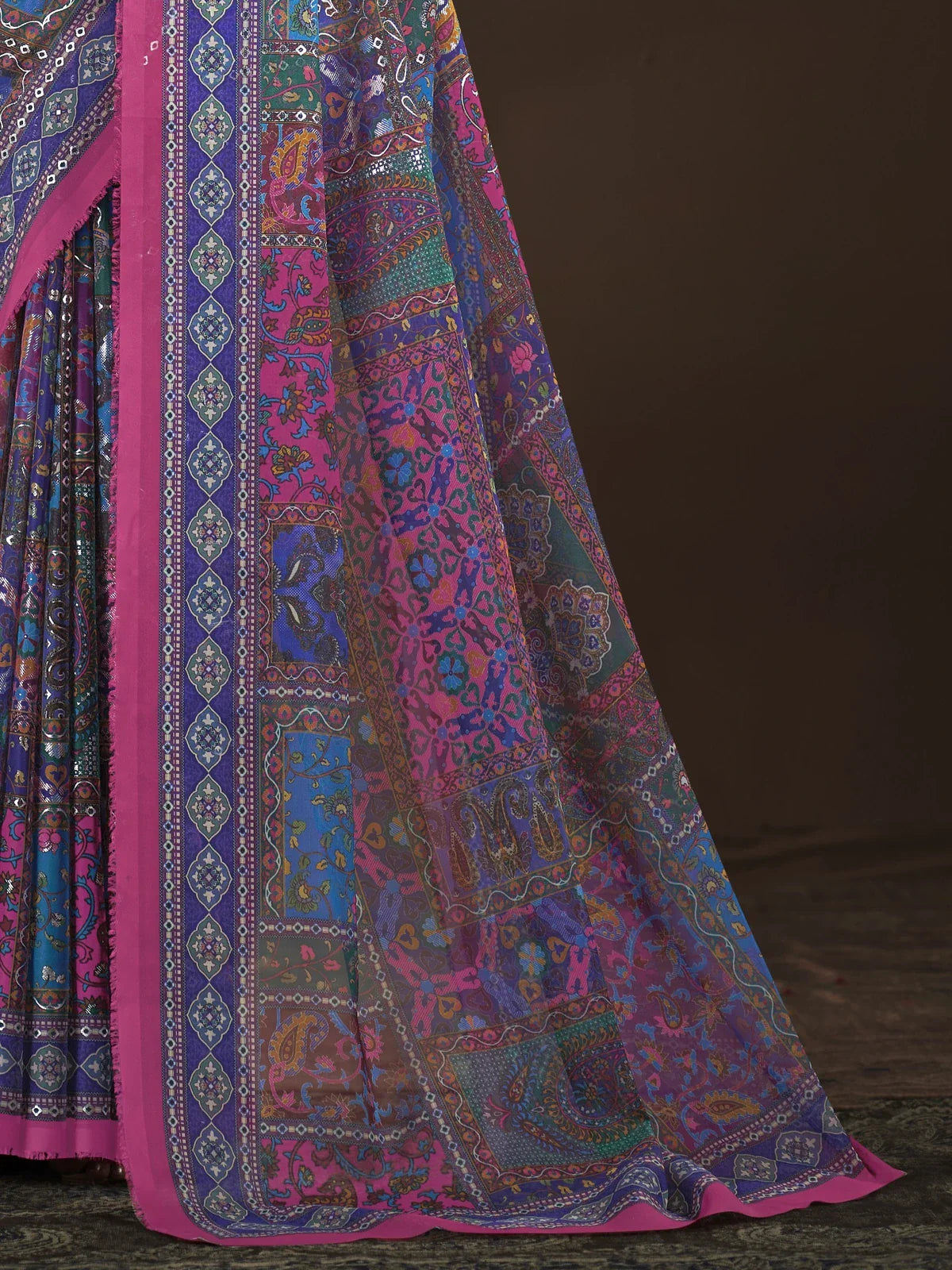 Tarani zoomed view of intricate digital foil print and border on premium purple crepe silk saree