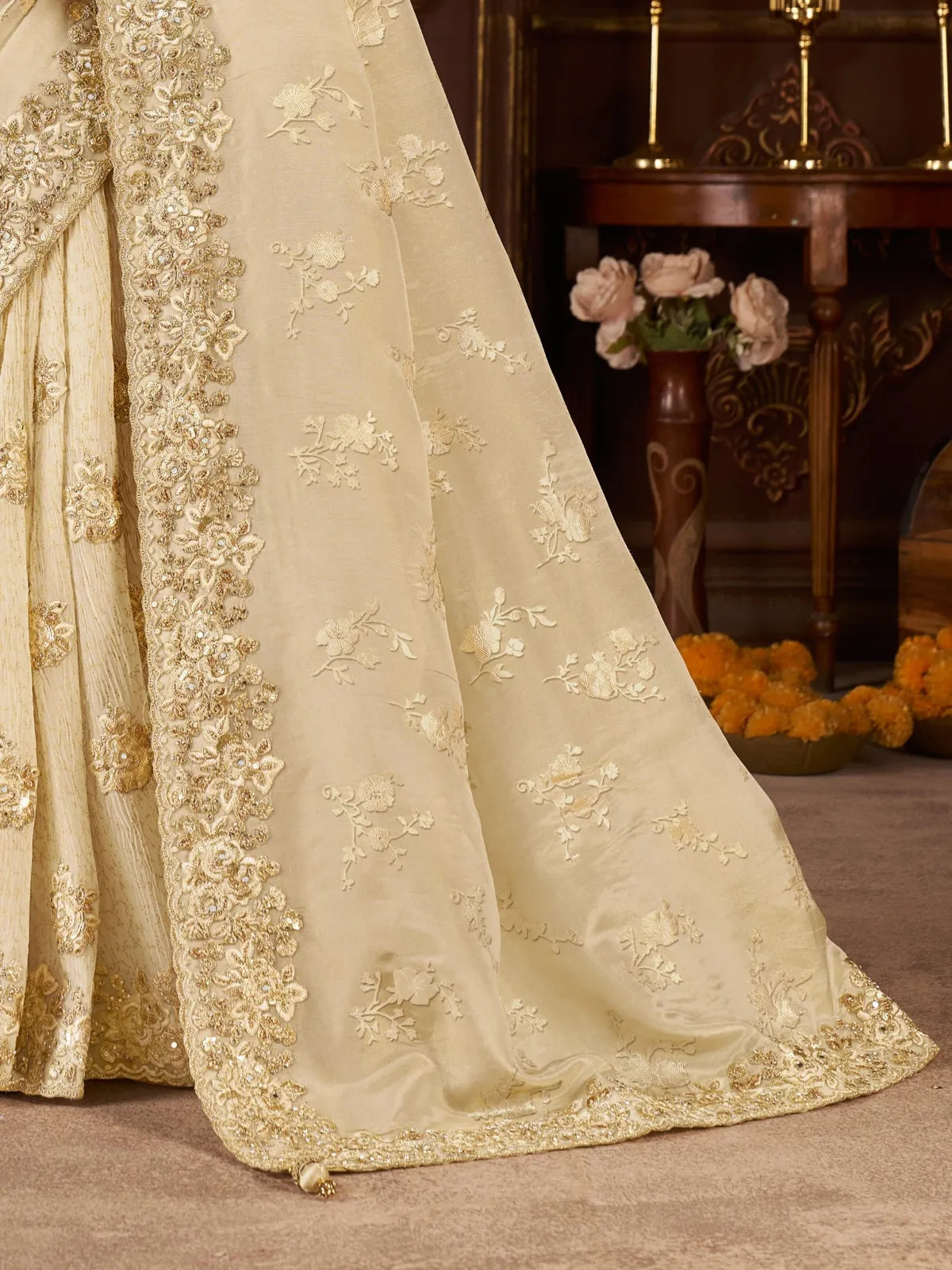 Tarani beige fancy saree pallu close-up with zari work and border detailing