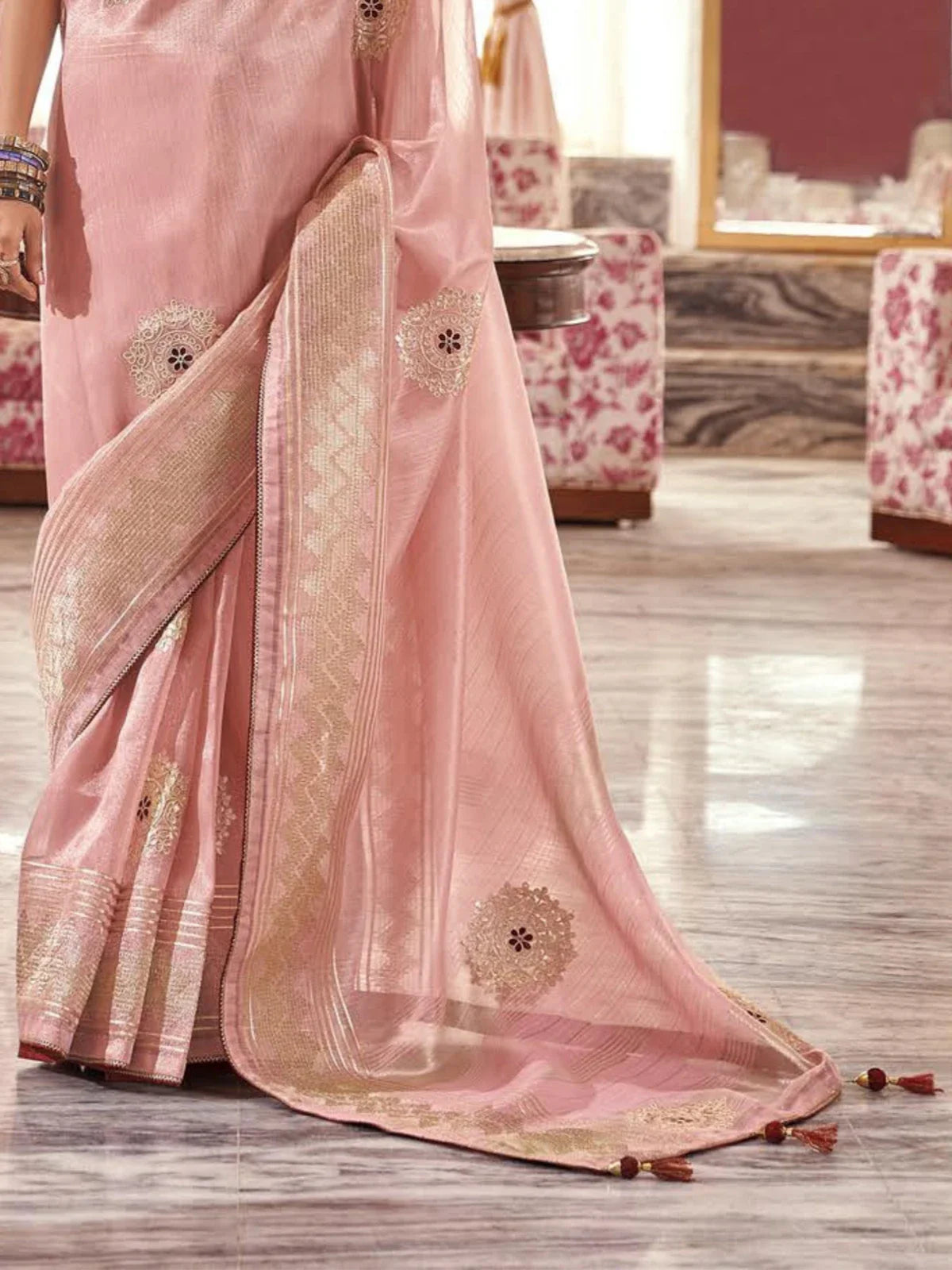 Tarani pink fancy saree pallu and border detailing close-up with embroidery work