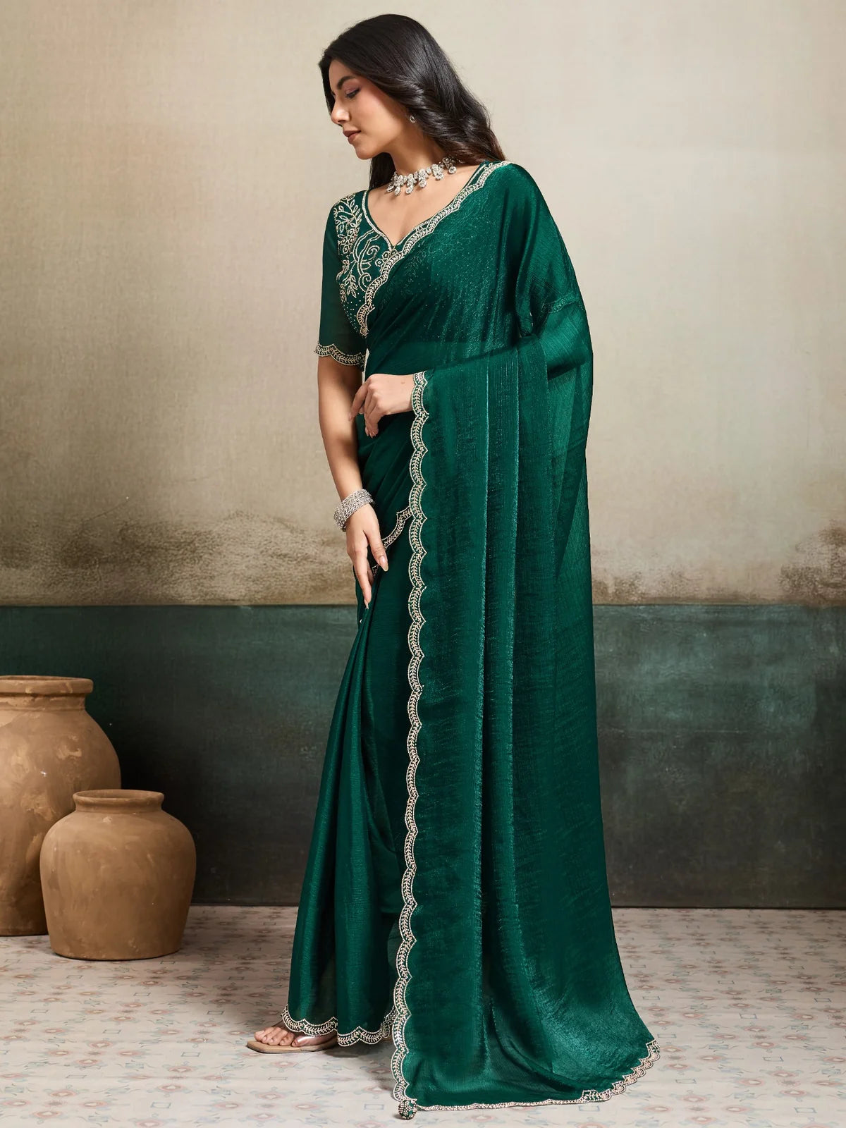 Tarani Dakshata green saree side profile showcasing pallu and border