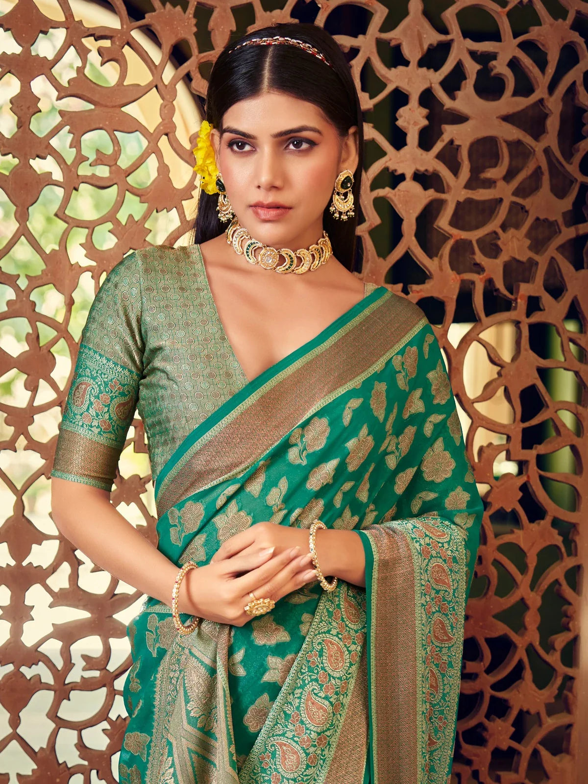 Tarani elegant green georgette saree upper body view showing blouse and zari border