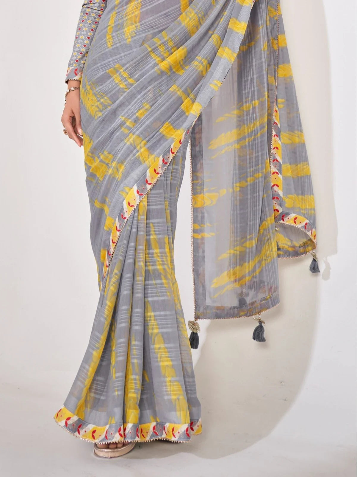 Tarani stylish grey georgette saree pallu view with tassel border for party wear