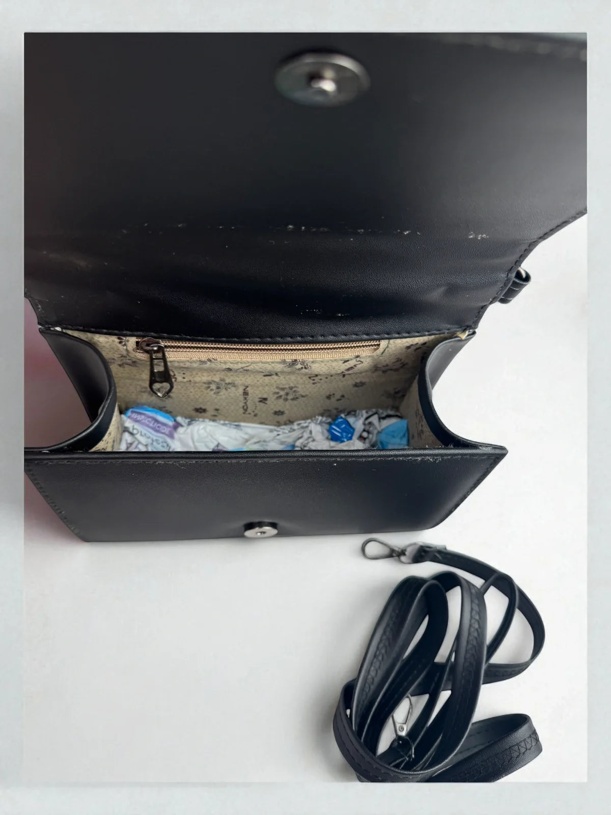 Tarani black PU leather handbag closeup-view for stylish women