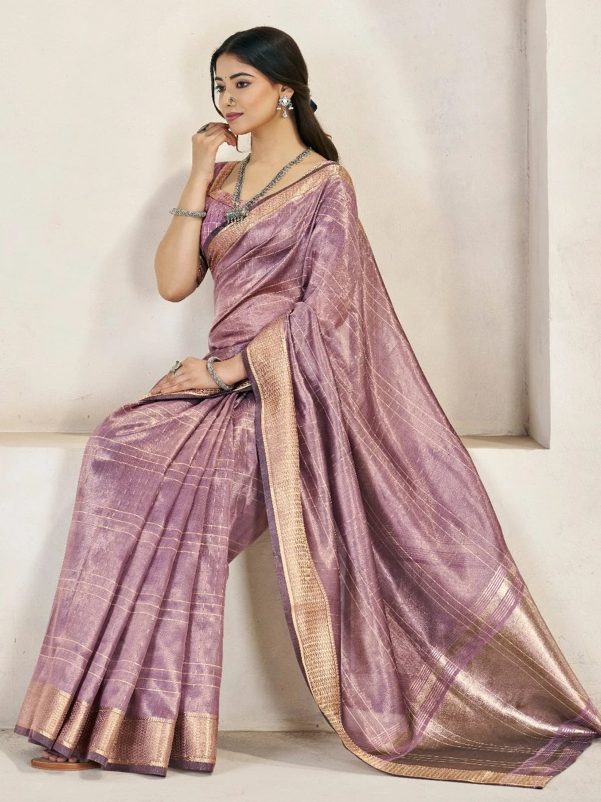 Tarani Sakshita lavender soft linan cotton silk saree side pose showcasing rich border