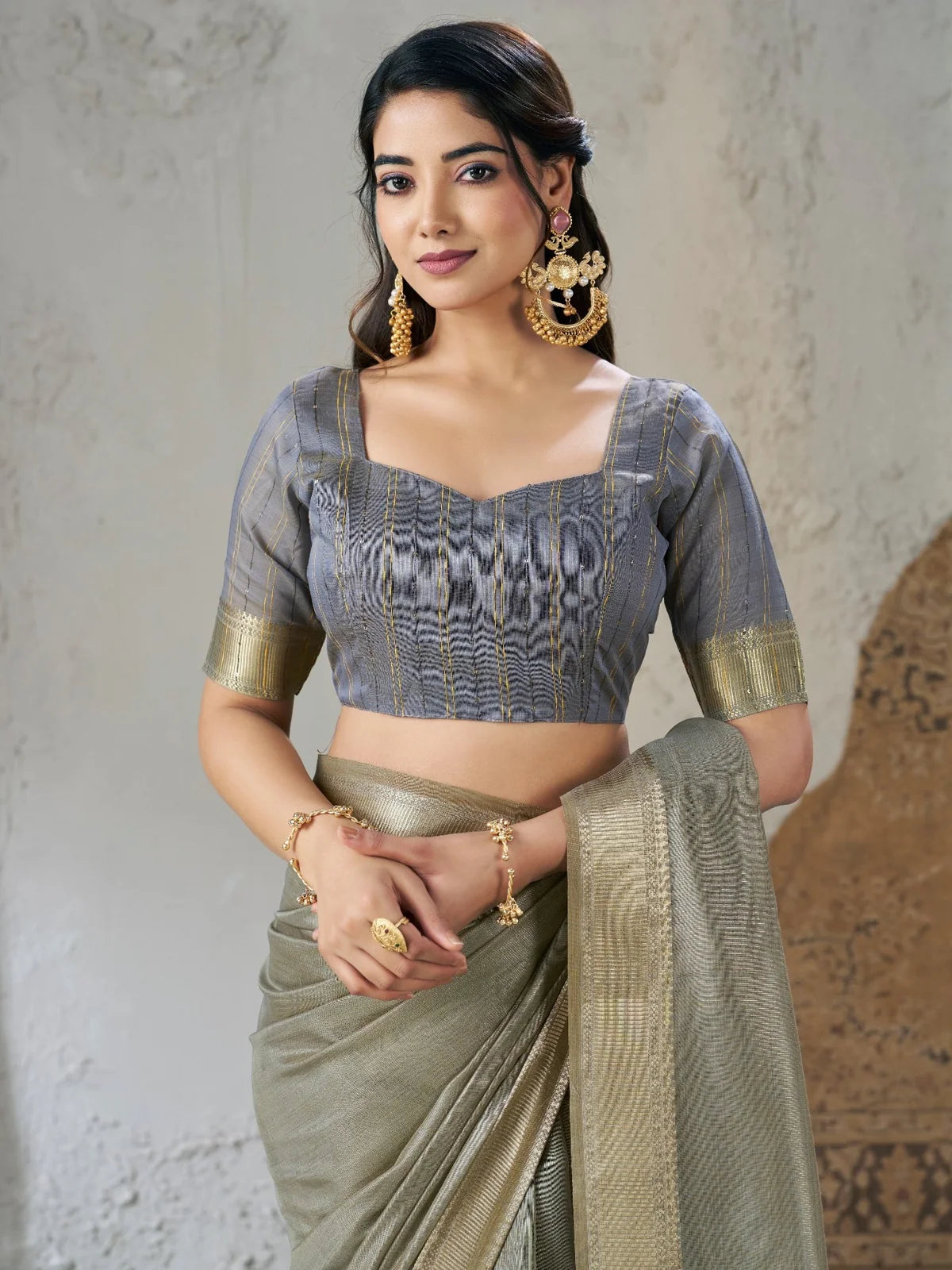 Tarani Neelashri olive green linen cotton silk saree upper body view with zari border