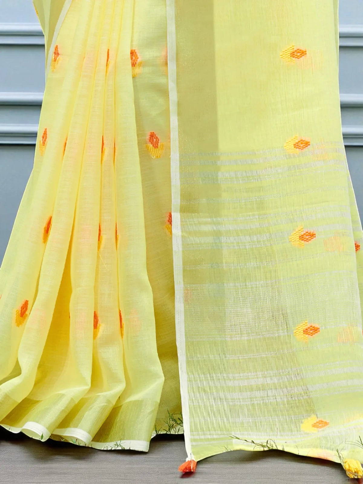 Anandi Linen Saree - TARANI