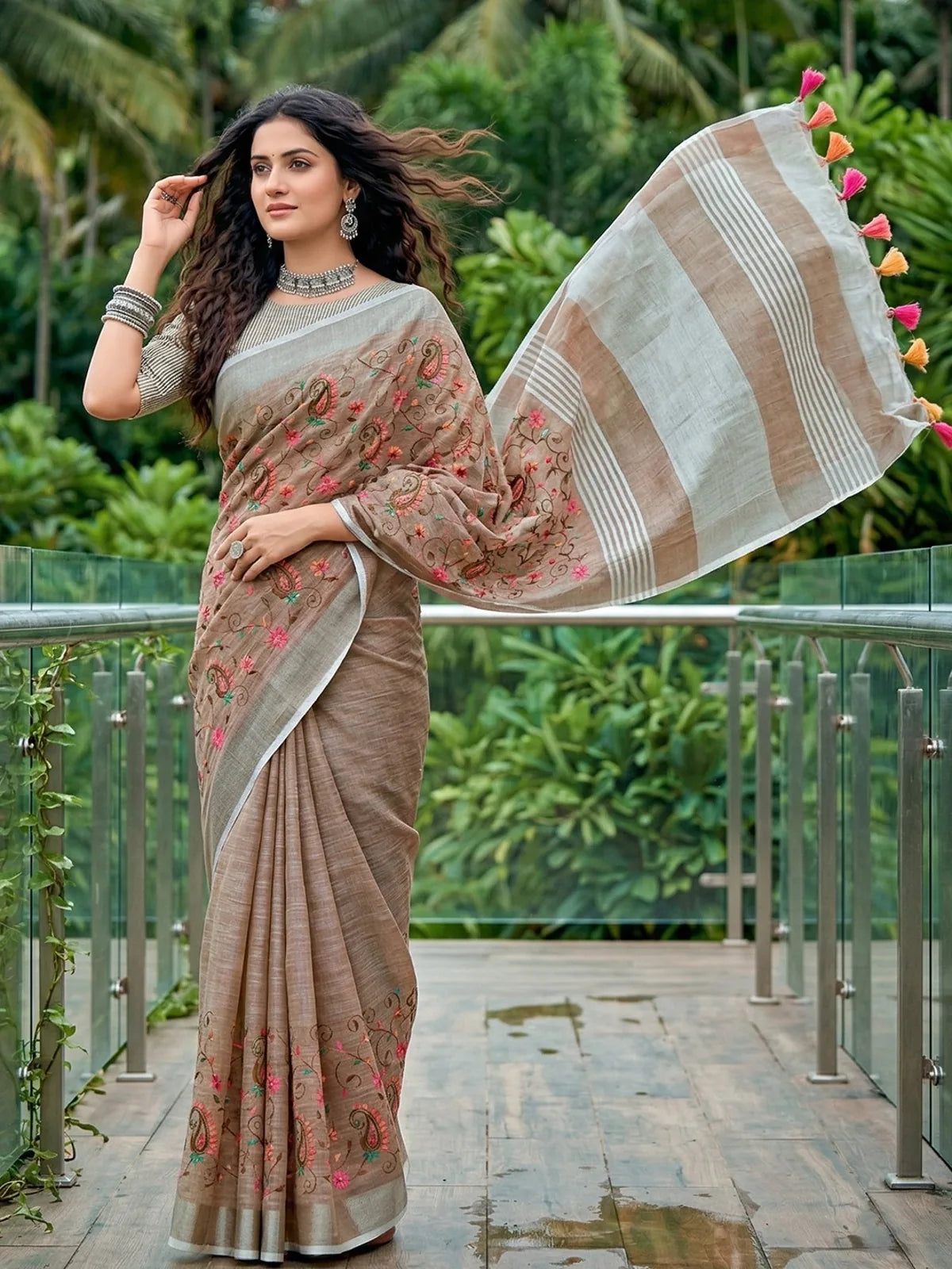 Tarani beige linen saree pallu and border showcase view