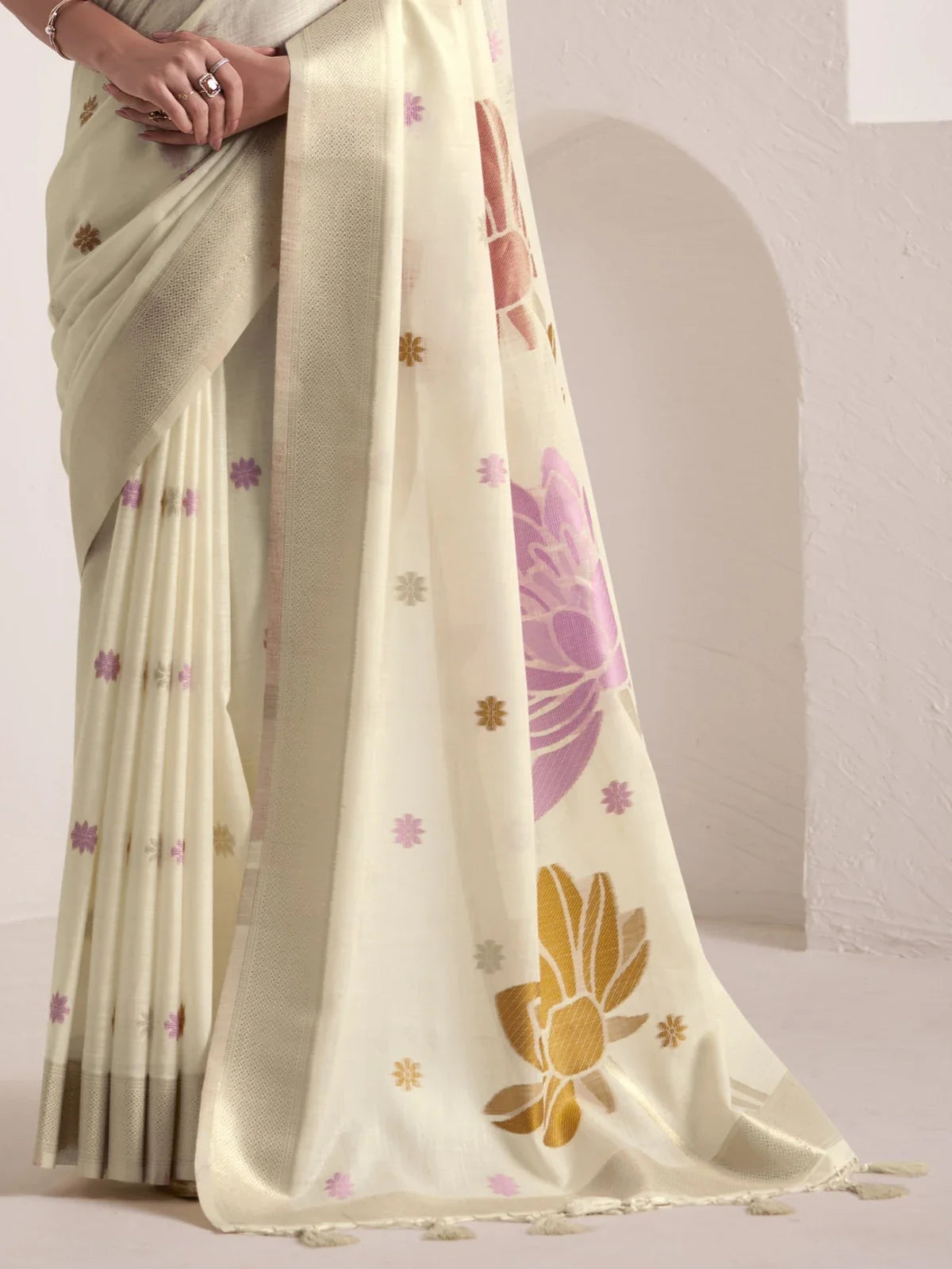 Tarani cream linen saree pallu view highlighting jacquard border