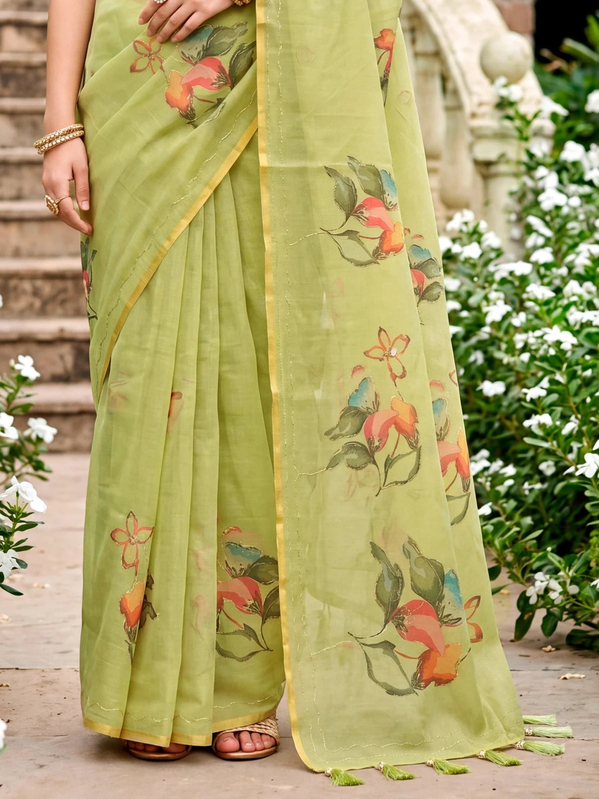 Tarani Aahnika green linen cotton saree pallu view with floral print border and tassel detailing