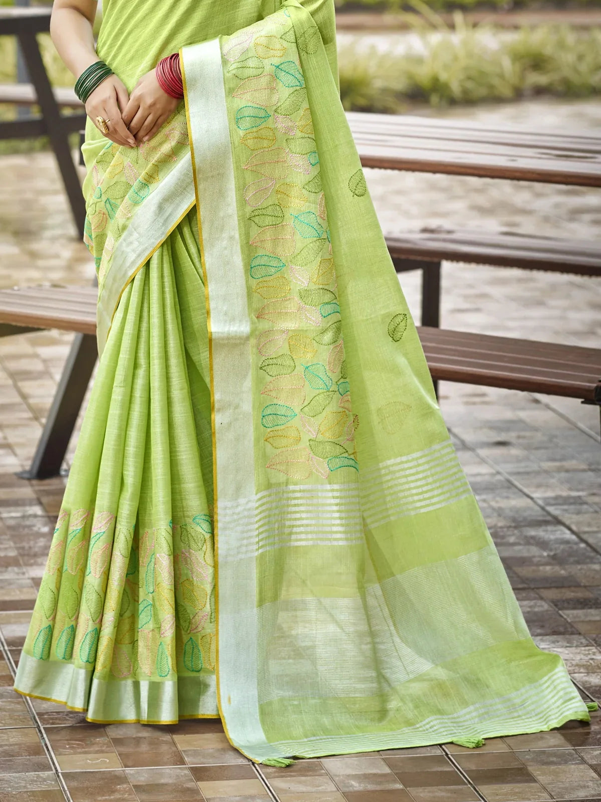 Tarani elegant green linen saree pallu design with blouse piece