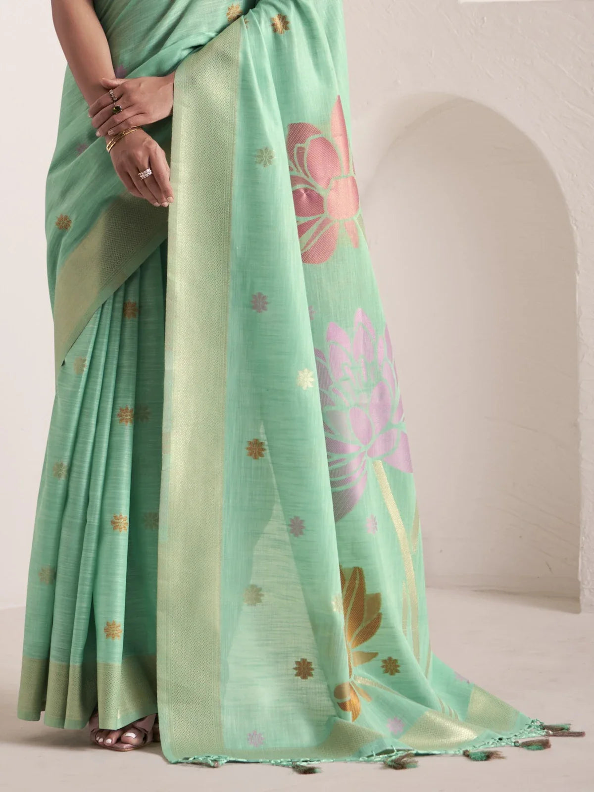 Tarani green linen saree close view of jacquard pallu and butti design with soft drape texture