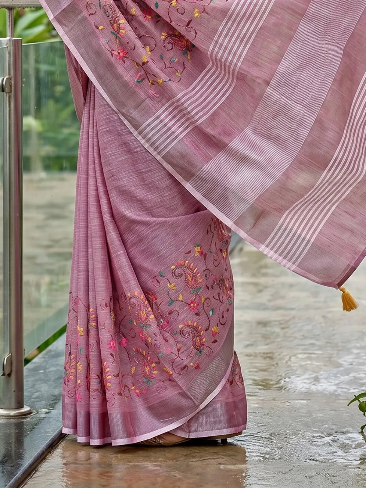 Tarani lavender linen saree Kashmiri embroidery closeup border and fabric detail