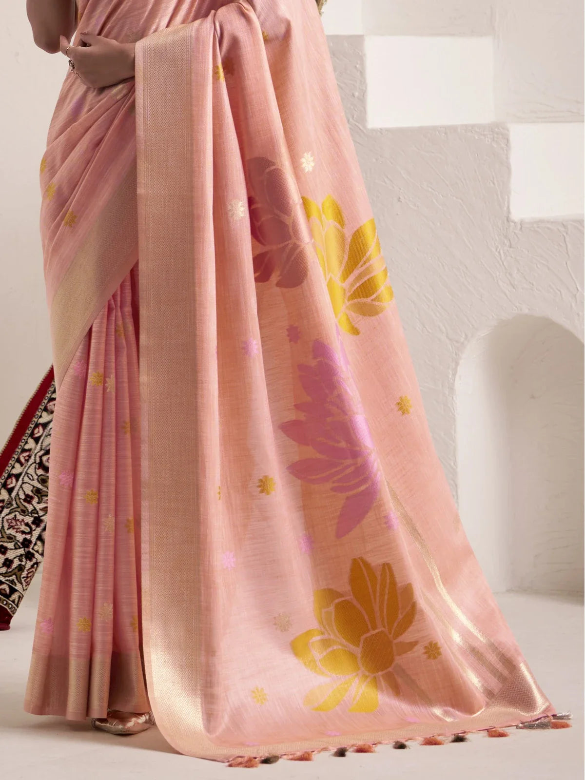 Tarani peach linen saree pallu view highlighting floral jacquard and woven border