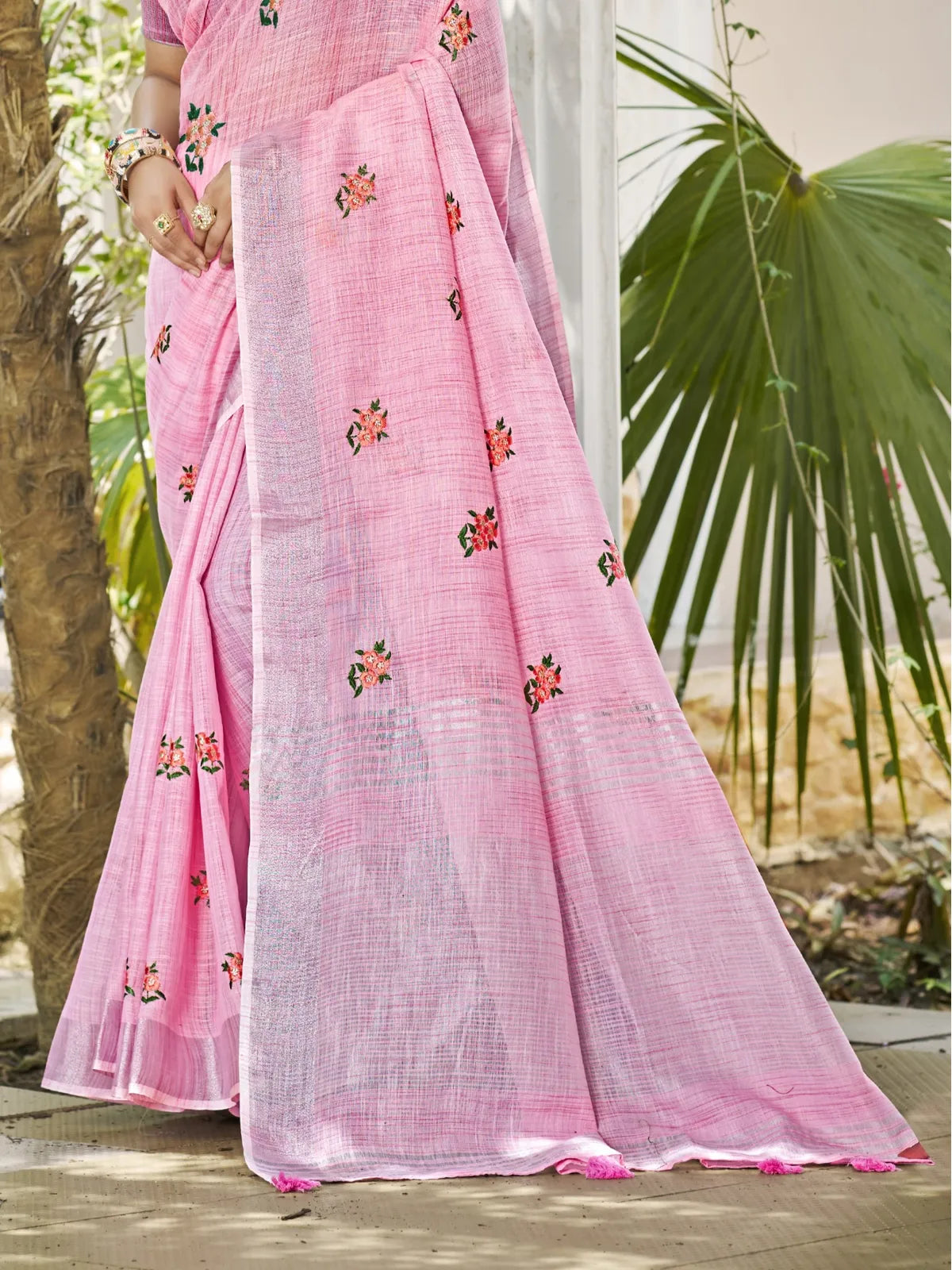 Tarani pink linen saree pallu view with embroidered floral motifs