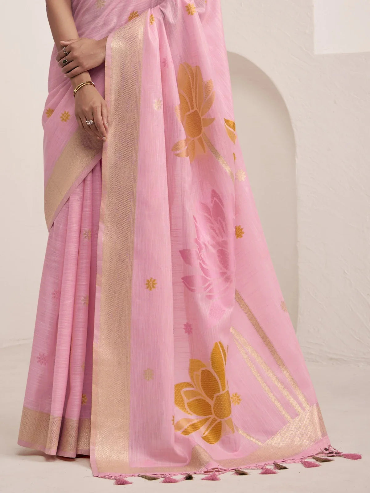 Tarani pink linen saree pallu view with golden floral jacquard work and tassel edge finish