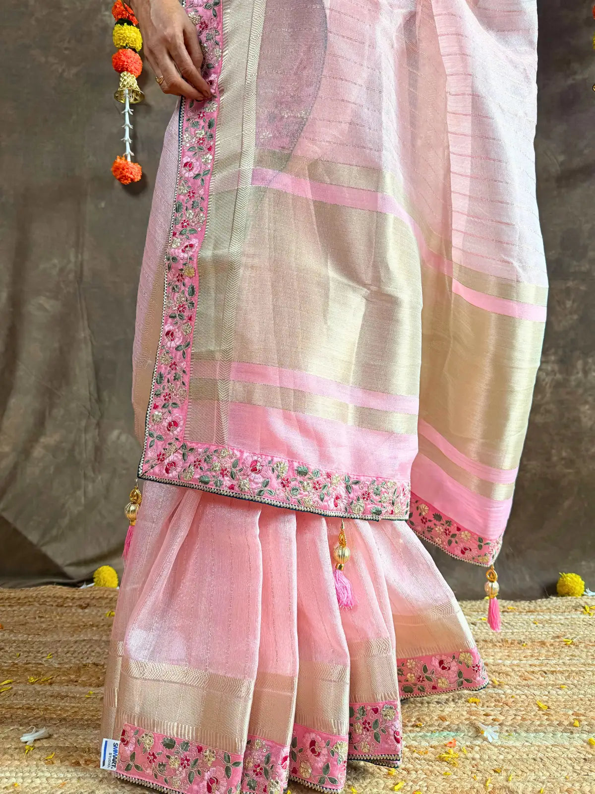 Tarani pink linen silk saree pallu and border closeup