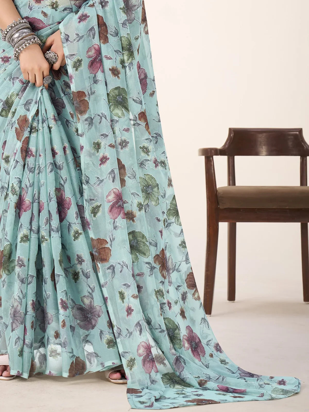 Tarani Lurex Brasso saree pallu view with floral detailing in multicolor shades