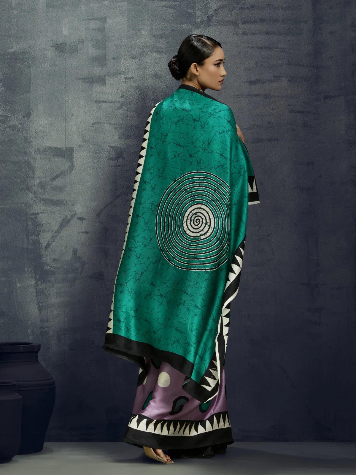 Back view of Tarani lavender saree showcasing printed pallu and contrast border
