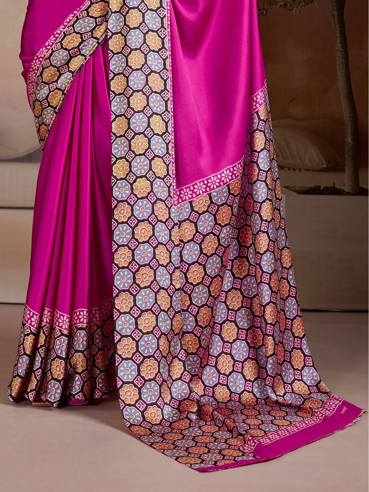 Tarani pink saree pallu with printed border and detailed design closeup