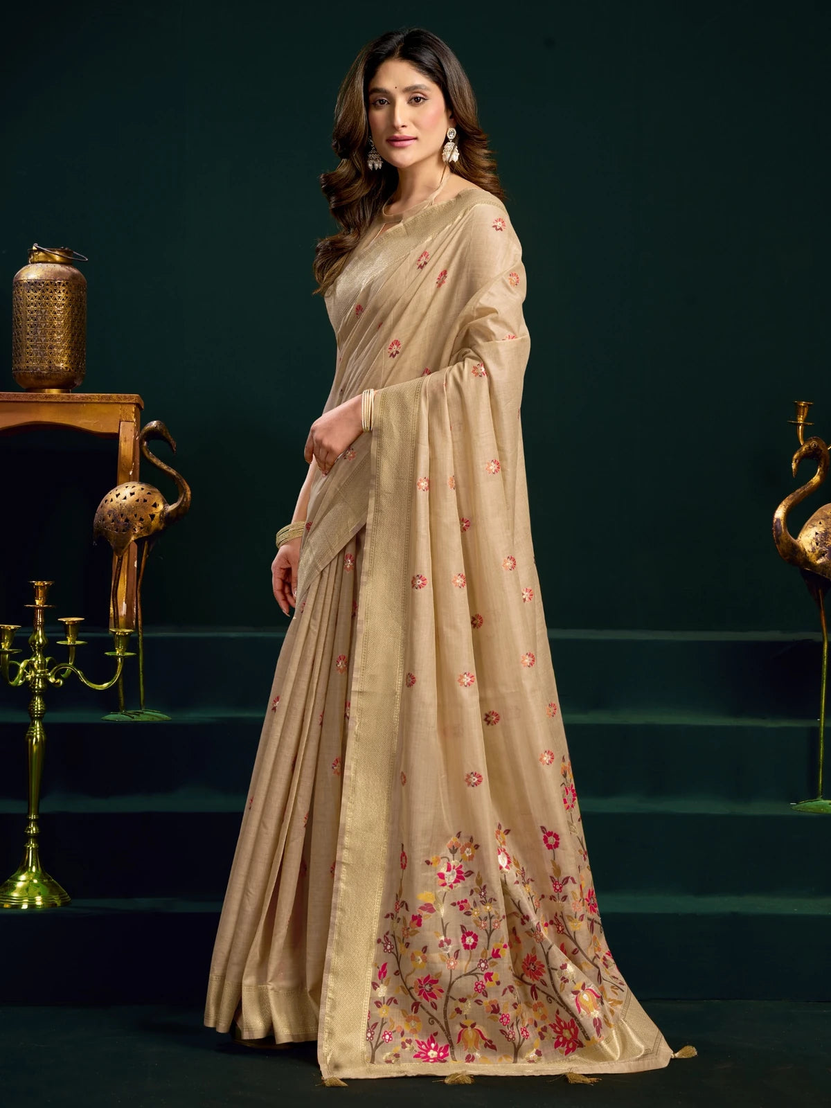 Tarani beige Munga Cotton saree side view showing floral woven pallu and zari border
