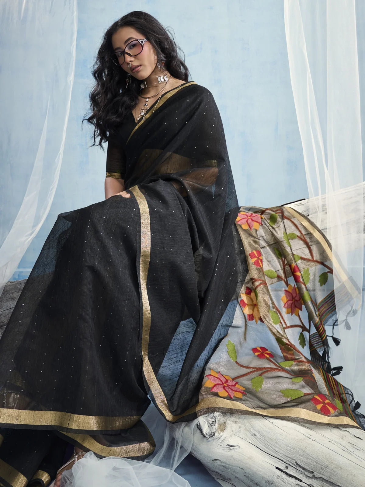 Tarani Samira black handloom saree pallu view with floral tissue pallu and weaving border