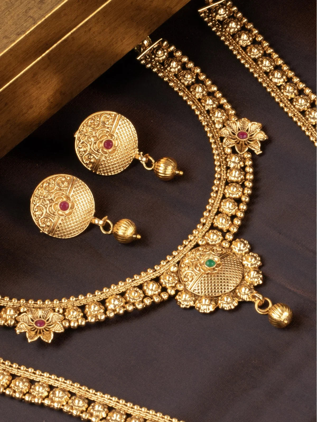 Tarani gold plated necklace set closeup detailing view for festive occasions