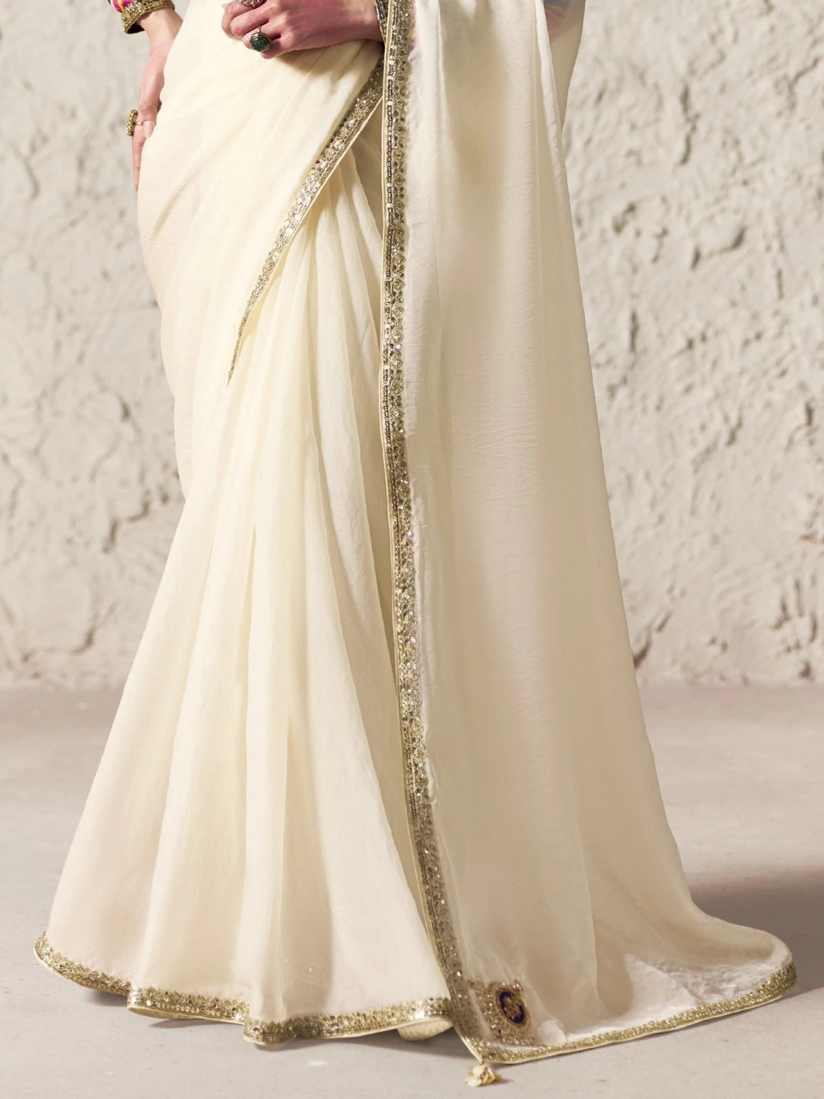 Tarani off white organza saree pallu view with embroidered lace border and detailed festive drape