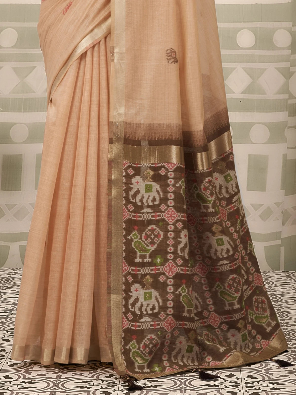 Tarani peach Patola saree pallu view with woven zari border detailing
