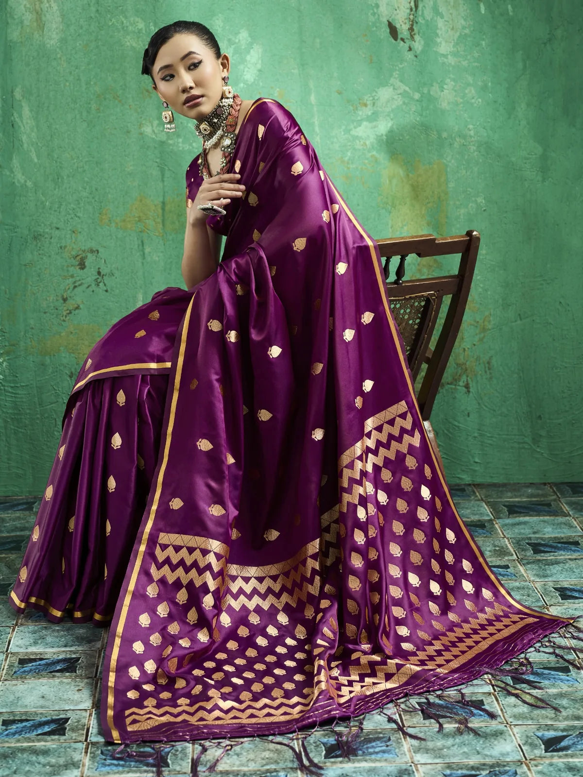 Tarani purple pure satin handloom saree pallu view with zari border